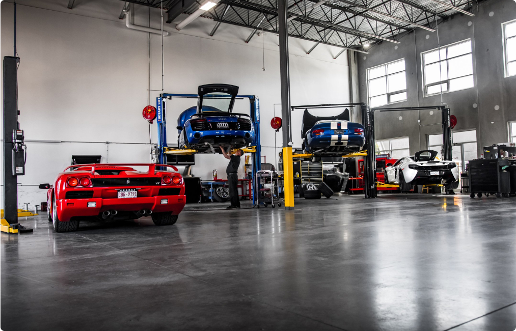 Mechanic using the Appic Garage app in a garage